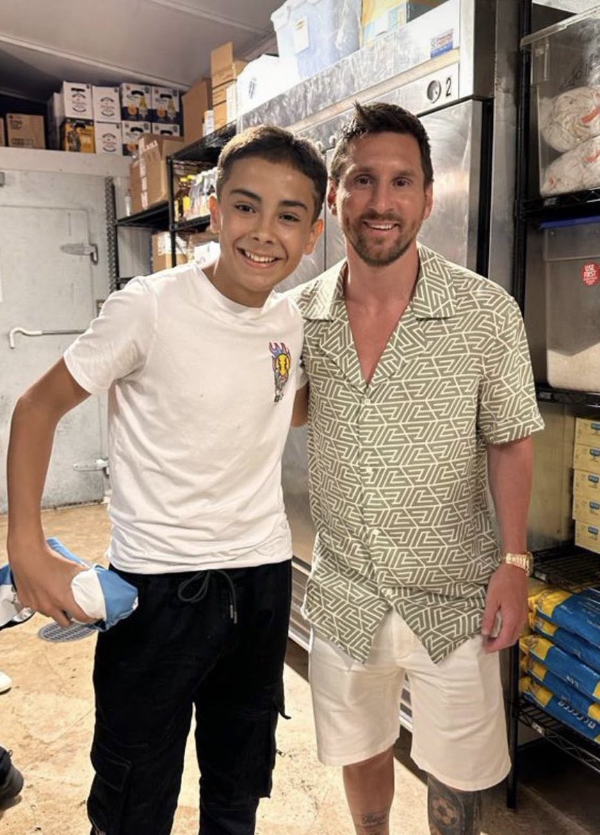 WeAreMessi's tweet photo. Leo Messi with a fan! https://t.co/LvRuK0wB7t