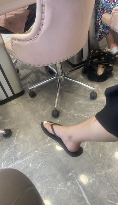 Any piggies wanna pay for my nails 💅 🤑 https://t.co/UX7VS5jq2n