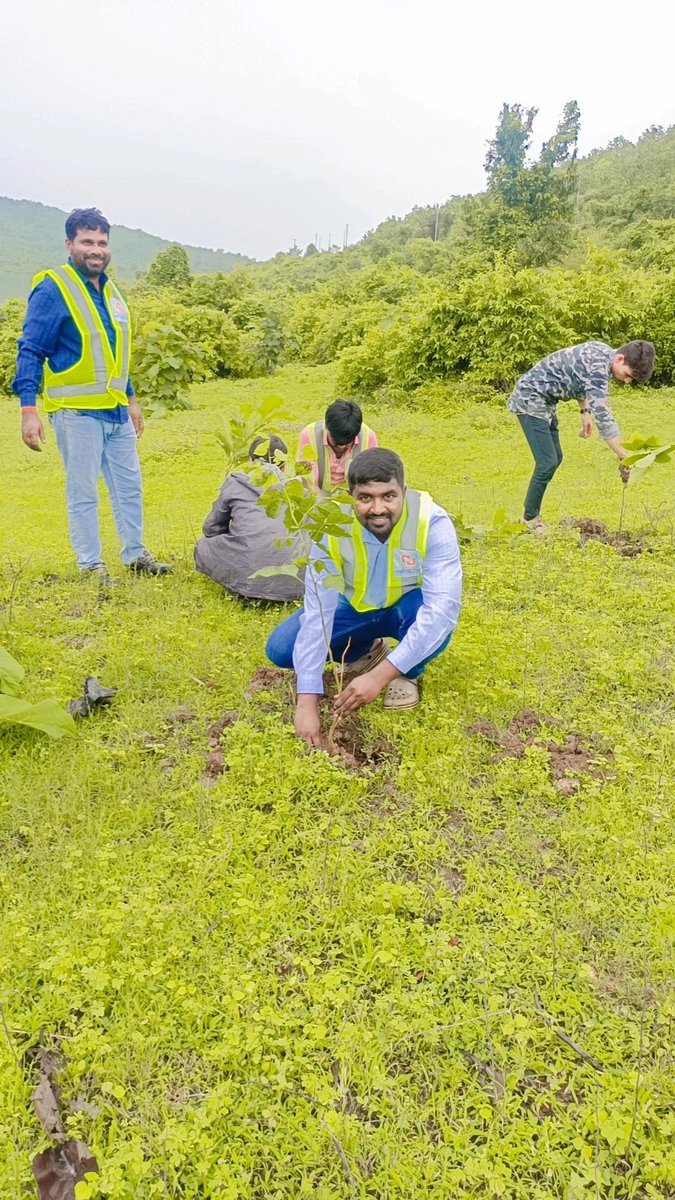 jeevi777's tweet photo. Celebrating #AmritMahotsav,  🌳tree plantation drive near Sakra Dam,  Vadodra Mumbai Expressway Project-12, Palghar, Maharashtra. 

#NHAI #GreenHighways #BuildingANation
#MCL #MCLVME12
#NationwideTreePlantation 
#AmritMahotsav https://t.co/I16s1F6Jtv