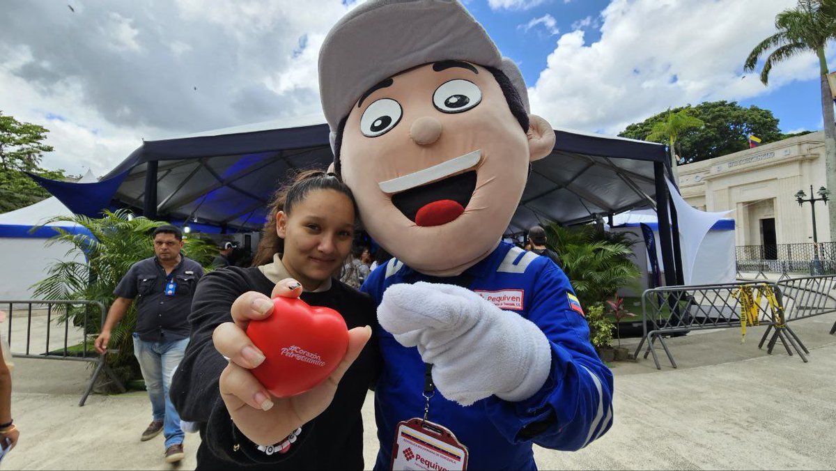 PDVSA's tweet photo. Con #CorazónPetroquímico, #Pequito regala alegrías a los jóvenes en la Expoferia Oportunidades de Estudios. #PDVSA
@NicolasMaduro
@TellecheaRuiz https://t.co/zHGwXxnGKo