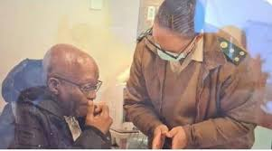 KayaNews's tweet photo. #BREAKINGNEWS: The Constitutional court has upheld the Supreme court of appeal ruling that former President #JacobZuma should return to prison

The court  has dismissed an appeal by the department of Correctional services. KH 

#KayaNews #Zumaimprisonment https://t.co/mr3Y2EpI0S