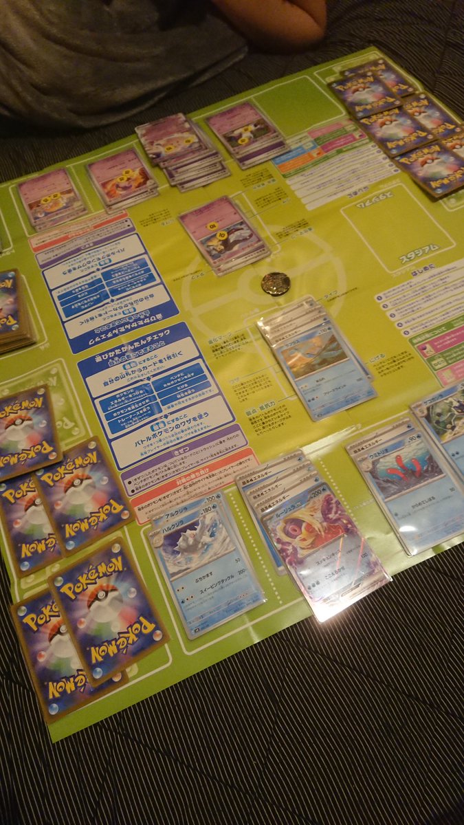 _ganeza_'s tweet photo. 嫁とポケカ。お互い持ってるカード少なすぎて雑魚い https://t.co/f1OnW6MiWY