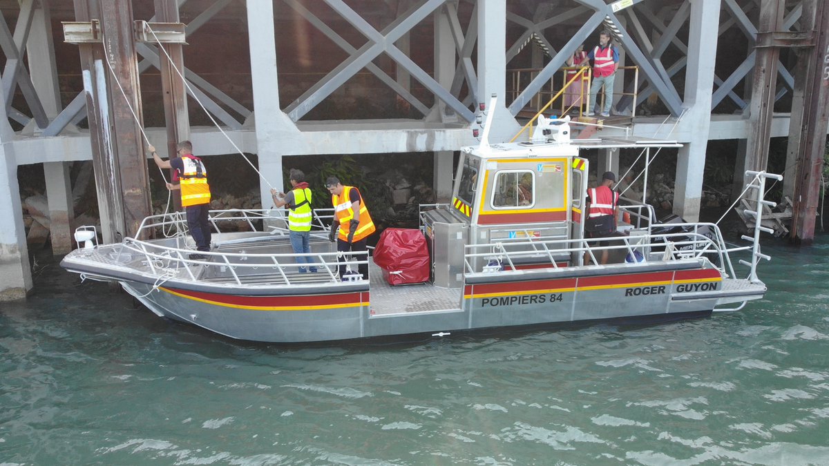 sdis84's tweet photo. [#moyennautique]
Livraison et mise à l'eau ce matin de notre nouveau Bateau Polyvalent de Secours (BPS) pour les interventions #aquatiques et l'extinction de feux sur navire.
Mise en service prévue pour le mois d'octobre après formation de nos personnels. https://t.co/GafGqVP3z6