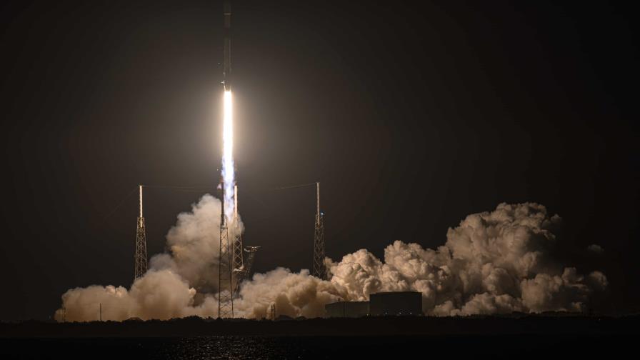 DiarioLibre's tweet photo. 💻 |#TecnologíaDL| Lanzamiento del cohete Falcon 9 de SpaceX podrá ser visto esta madrugada desde República Dominicana

🔗https://t.co/ALJhuksriT

#DiarioLibre #Flacon9 #SpaceX #Cohete https://t.co/DAa9uhar7p