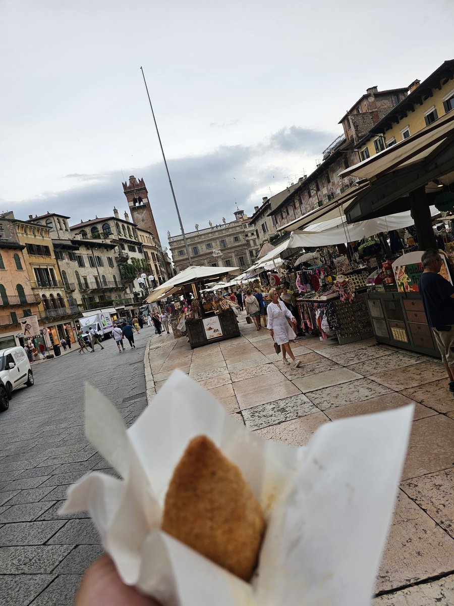 BenjaminK17's tweet photo. @BonjwaMental , danke für die Empfehlung, Arancini sind richtig nice. Hab den auf dem Markt in Verona gegessen. https://t.co/JXfoKt7irw