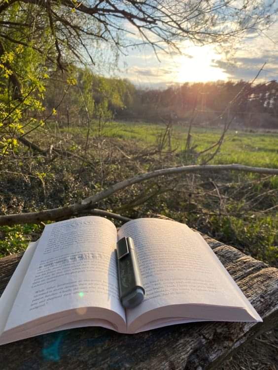 ناس تحب وتجرح
اكثر من اللازم 
ولا تتوقع المحبة
جروح....
وناس تتمني الجروح
تنزف  ولو دايم
وتحظى بلحظة
حب  في  شكل جروح 
توقف يازمن  شارد
لا تبخل ولو بجروح
مادام القدر محتوم
ان الحب يجرحنا
كيف نعيش بدون
جروح
تذكرنا نجوم الليل
متى عشنا روح بروح
 وكانت تراقبنا 
وتشاركنا بكل وضوح