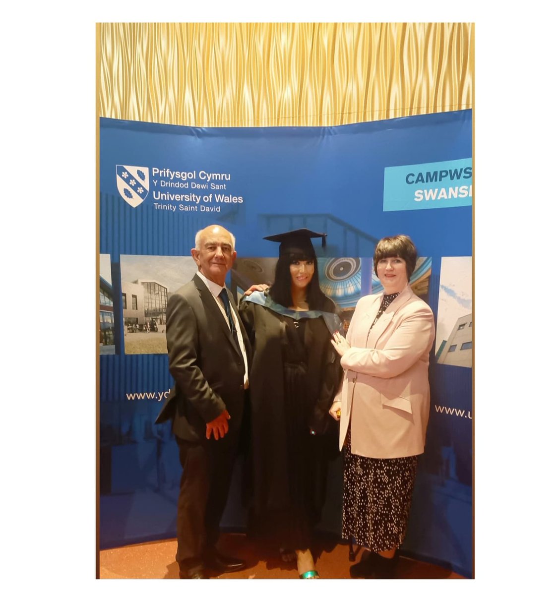 TaliaPejic's tweet image. First Class Honours Baby! 
🖤👩🏻‍🎓🎓⭐🥂🍾📜

@UWTSD #graduation2023 #tuesdaysceremony #fabday