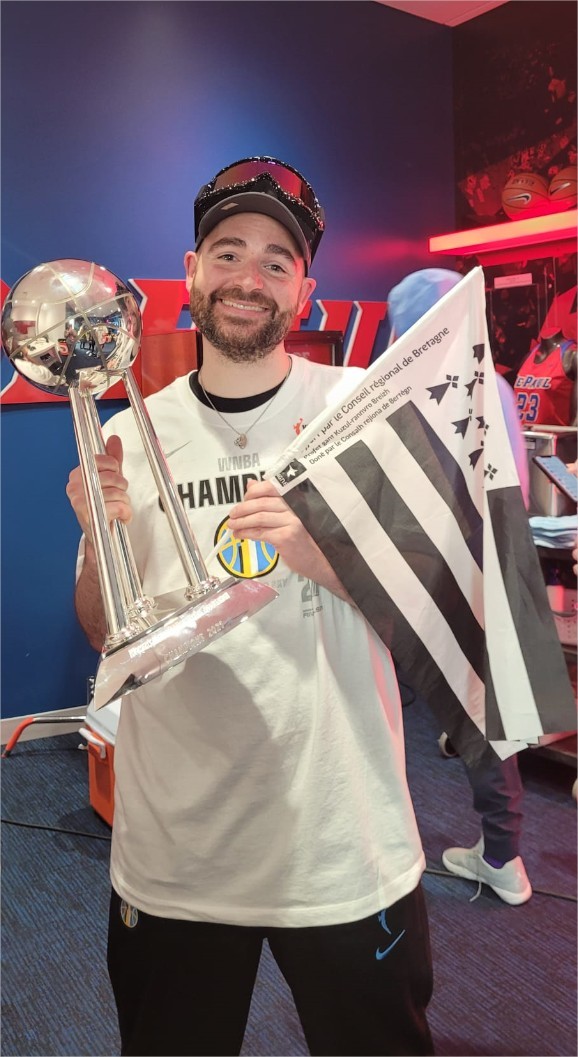 Be_BasketFr's tweet photo. Yoann Cabioc'h prend du galon dans le staff des Chicago Sky : le Breton promu assistant-coach !

🚀 https://t.co/V944asCMUc

#WNBA https://t.co/SKTGizXWnp
