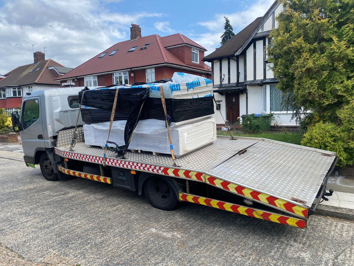 MPSRTPC's tweet photo. Our South Commercial Vehicle Unit stopped this 3.5T vehicle in @MPSGreenwich
⛔️ Found to have exceeded the max weight by 40%.
⛔️ Also had defective power steering.
⛔️ A Diesel leak.
It has been prohibited for the weight and the 2 defects #MPSCVU https://t.co/9CwQ590uUr