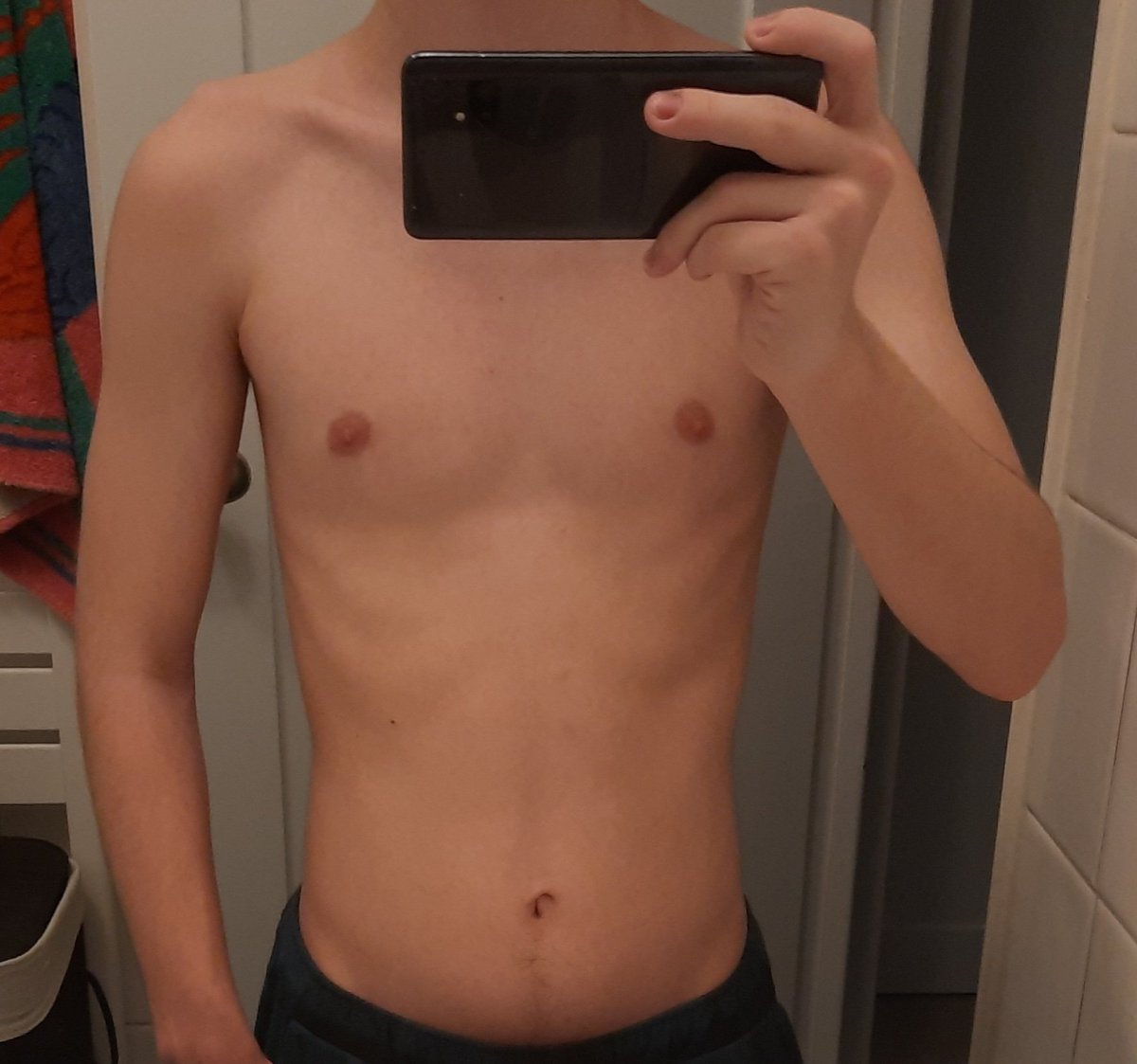 resolveeee's tweet image. Lil body evolution after (almost) 7 months of gym grind 👍