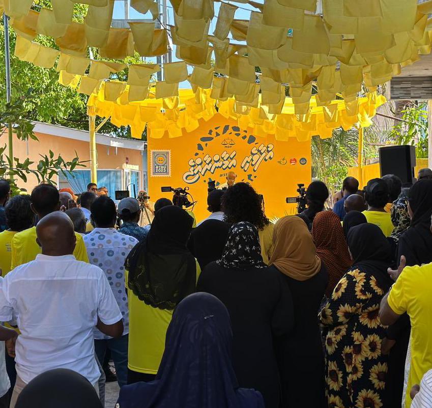 ibusolih's tweet photo. ގުރައިދުއަކީ އަބަދުވެސް ތަރައްްޤީއަށް ލޯބިކުރާ ރައްޔިތެއް އުޅޭ ރަށެއް. މިދިޔަ މަޖިލިސް ބައިއިލެކްޝަންގަވެސް ހާމަކޮށްދިނީ އެކަން. 2018ގެ އިންތިހާބުގައި މިރަށުން ލިބުނު ނަތީޖާ ބަދަލުކޮށް #UfaaveriAmaanRaajje އެއް ހޯދުމަށް ގުރައިދޫ ރައްޔިތުން ތިބީ އަޅުގަނޑުމެންނާ އެކީ ކުރިއަށް ދާން. https://t.co/whg04vq3r5