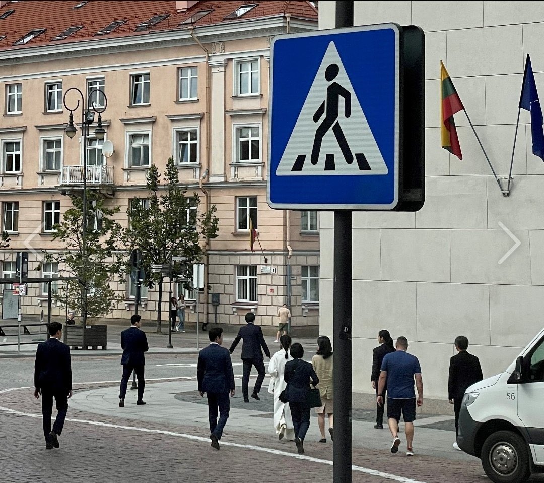 ㅅㅍ 무슨 중요한 외교무대에 늦어 급하게 뒷문 쪽으로 다급히 이동하는 줄 알았더니 명품샾 다른 손님 다 쫓아내고 혼자 쇼핑하러 가는 길이야ㅋㅋㅋ 저거 완전 제대로 미친yuji 맞네.여지껏 어느 영부인이 저런 개환장 쇼핑질했냐.서울에서도 저러더만 완전 관종병이네 병…와ㅅㅂ 열받네