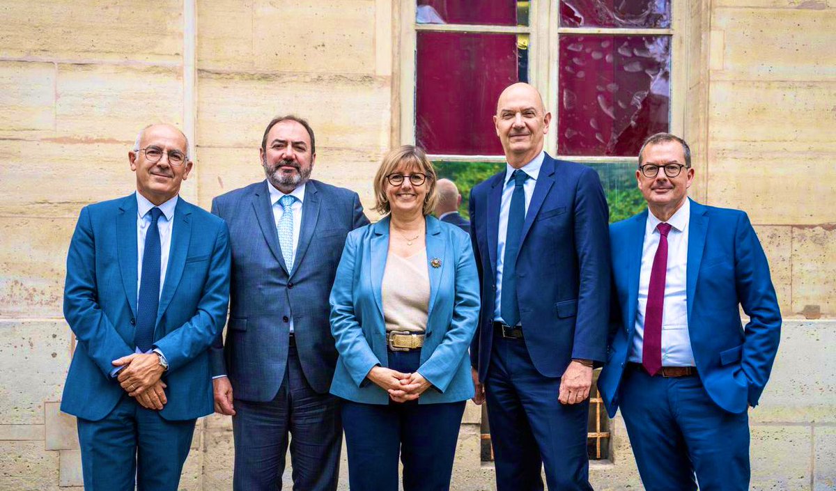François Braun (@frcsbraun) on Twitter photo Avec <a href="/sretailleau/">Sylvie Retailleau</a> et <a href="/RolandLescure/">Roland Lescure</a>, nous voulons porter une nouvelle ambition pour la recherche biomédicale de demain. Plus innovante, plus simple et plus attractive : tels sont les objectifs que nous confions à <a href="/raymondlemoign1/">raymond le moign</a> et @mtunondelara. Soyons fiers de nos atouts 🇫🇷 ! Avec <a href="/sretailleau/">Sylvie Retailleau</a> et <a href="/RolandLescure/">Roland Lescure</a>, nous voulons porter une nouvelle ambition pour la recherche biomédicale de demain. Plus innovante, plus simple et plus attractive : tels sont les objectifs que nous confions à <a href="/raymondlemoign1/">raymond le moign</a> et @mtunondelara. Soyons fiers de nos atouts 🇫🇷 !