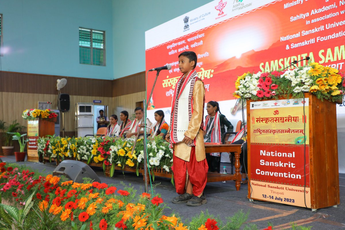 NSUTirupati's tweet photo. संस्कृतसमुन्मेषः, राष्ट्रियसंस्कृतसम्मेलनम्, #NationalSanskritConvention
Seventh Session: Sanskrit Story Telling by students
Sri Janardhan Hegde Eminent Sanskrit scholar chaired the session

Students, Samskruti M.N., B. S. Visrut , Lalitha Dhee Manogna Somasi , 1/2 https://t.co/KA6Bjf3ouw