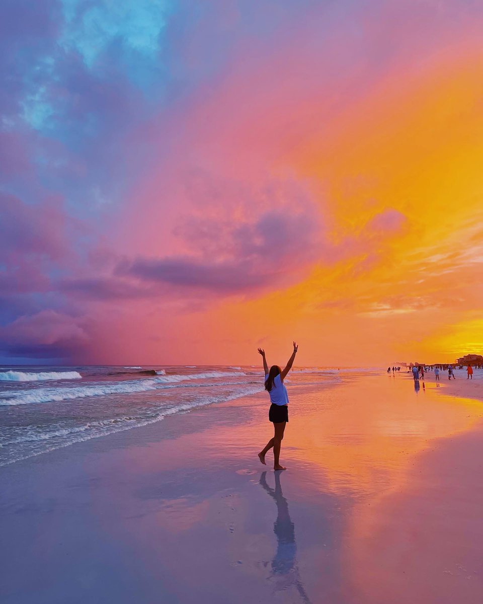 SouthWalton's tweet photo. hands up if you're in need of a last-minute getaway this weekend: 🙋‍♀️

check out our Book>Direct site to see available rentals: https://t.co/vwr9070wsg 

#CaptureTheSunsetWeek

📸: emilykohara on Insta https://t.co/sN5QixfnmO