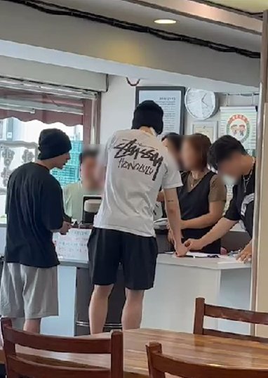 yoongidemaicena's tweet photo. me mata como todas tenemos tan internalizada la joda de que jimin es bajito por culpa de los bts pero en realidad mínimo 1 cabeza le saca a muchas de acá https://t.co/rdOvCbhkkC