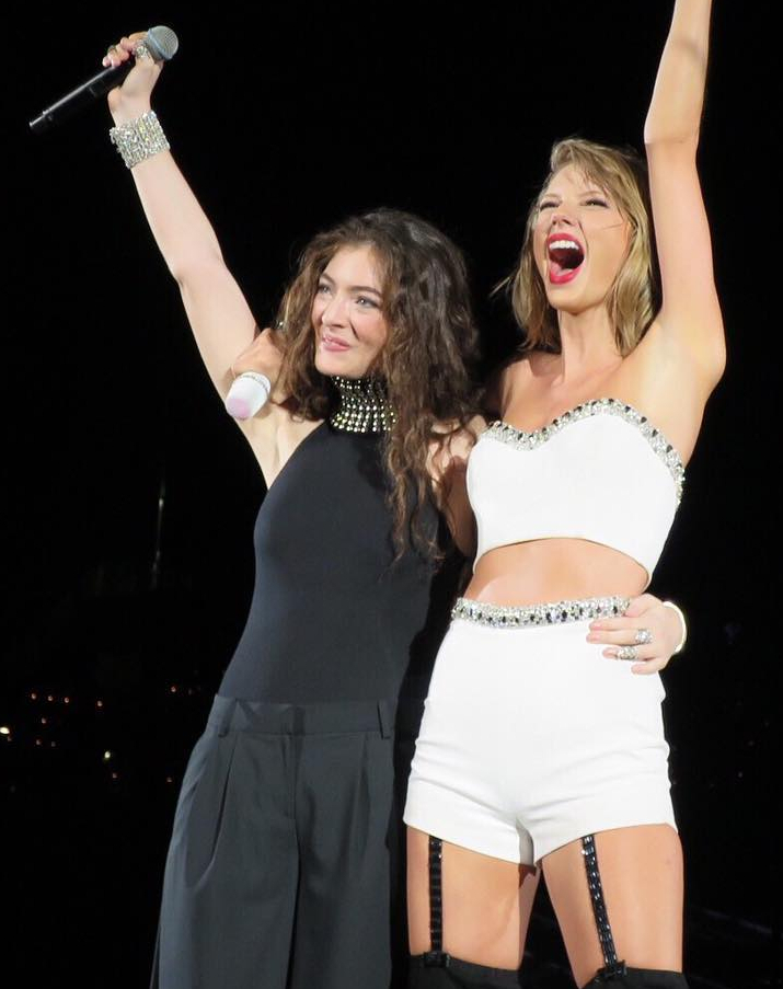 8 years ago today Lorde was Taylor Swift’s surprise guest at the #1989WorldTour show in Washington DC & they performed 'Royals' together [📷: Todd Dupler, Arisse de Santos]