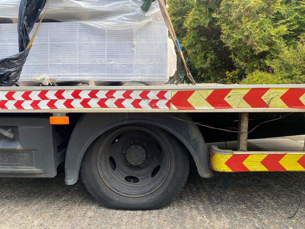 MPSRTPC's tweet photo. Our South Commercial Vehicle Unit stopped this 3.5T vehicle in @MPSGreenwich
⛔️ Found to have exceeded the max weight by 40%.
⛔️ Also had defective power steering.
⛔️ A Diesel leak.
It has been prohibited for the weight and the 2 defects #MPSCVU https://t.co/9CwQ590uUr