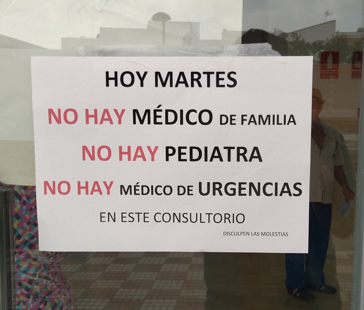 RapaelDelaGetto's tweet photo. Los recortes con sobrecarga al personal mermado que queda cuesta vidas humanas. Con la sanidad pública no se juega, compañeros con indiferencia y conformismo nos dejan fuera. #HUELGAGENERAL  
#cortesactualizadoSAS
@lavozdelsures @ElLibreInforma @DiarioJAENes https://t.co/wqtLLMVfR5