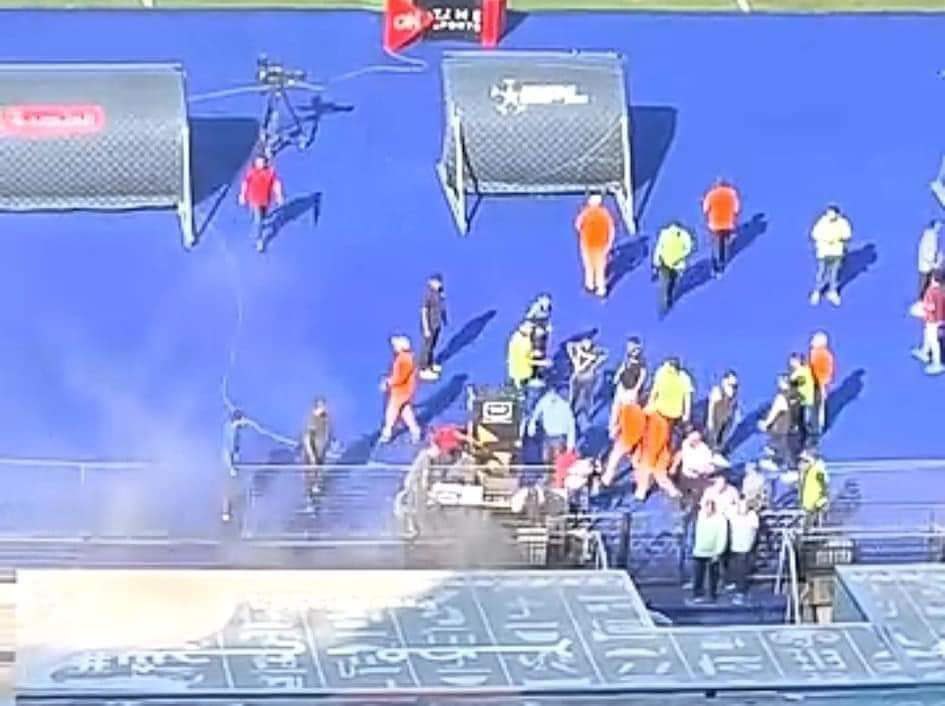ALAhly8888_'s tweet photo. يلا كورة
نشب حريق محدود في ستاد القاهرة قبل ساعات من انطلاق المباراة، فيما تعامل رجال الإطفاء سريعًا مع الأمر.
  الحريق جاء بسبب كابل الكهرباء المسؤول عن تشغيل جهاز VAR بالملعب https://t.co/ac8vLs77iI