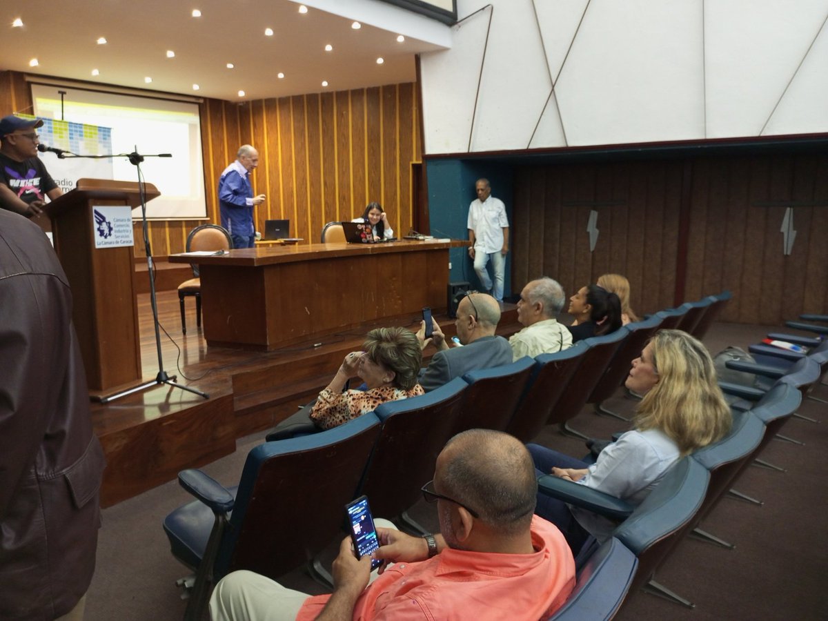 Saberyhacerve (@saberyhacerve) on Twitter photo #Ahora reunidos en la Cámara de Comercio de #Ccs para escuchar acerca del reimpulso de nuestra <a href="/Radio_Comunidad/">Radiocomunidad.com</a> y con la bienvenida a su director y amigo <a href="/eliassantana_ve/">Elias Santana</a> <a href="/saberyhacer/">SaberyHacer</a> #Ahora reunidos en la Cámara de Comercio de #Ccs para escuchar acerca del reimpulso de nuestra <a href="/Radio_Comunidad/">Radiocomunidad.com</a> y con la bienvenida a su director y amigo <a href="/eliassantana_ve/">Elias Santana</a> <a href="/saberyhacer/">SaberyHacer</a>