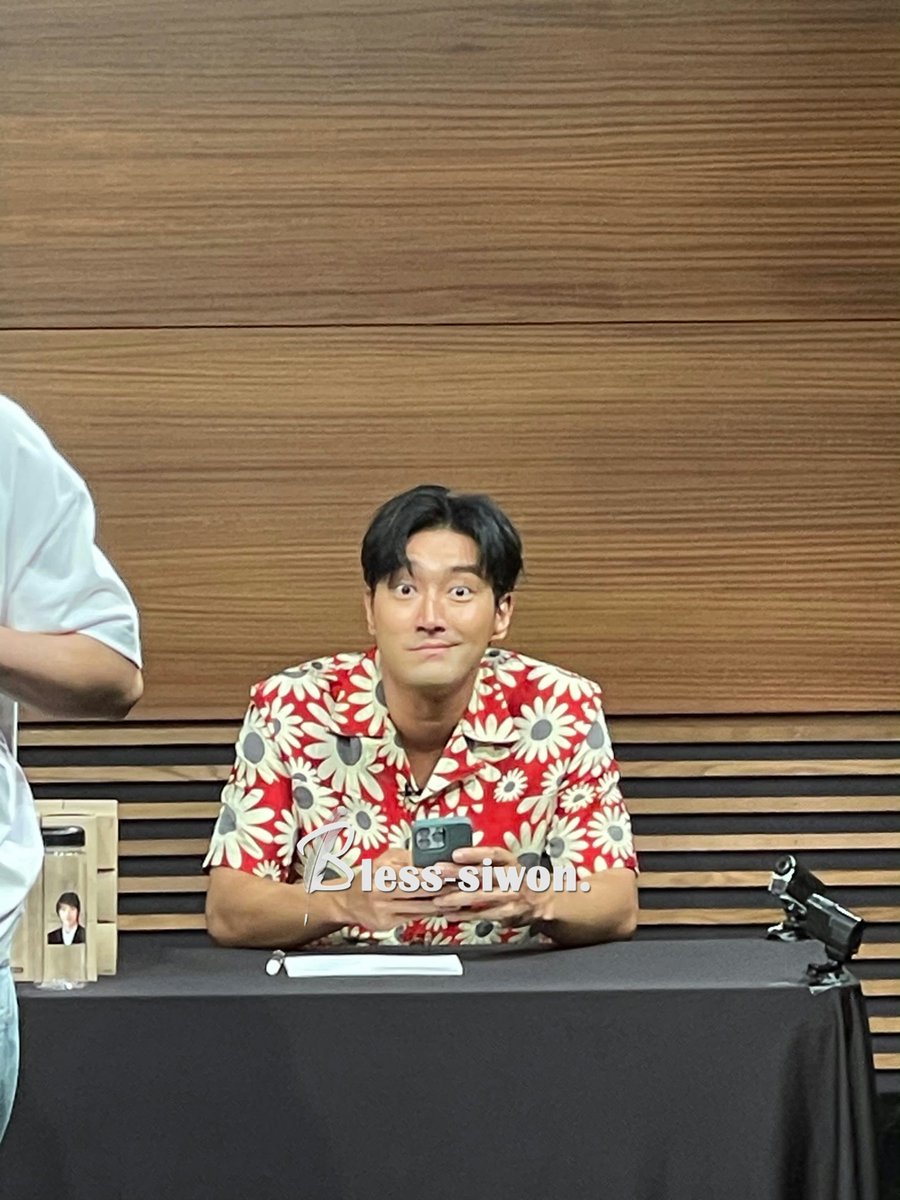 wonniemallow's tweet photo. Siwon during the filming of "Doing Something I Haven't Do"
Look at the water bottle. It has his school graduation pict. 

cr. BLESSSIWON_CN 

#안하던짓을하고그래 #시원 #SIWON #슈퍼주니어 #SUPERJUNIOR @siwonchoi @SJofficial https://t.co/2dv5urJzrY