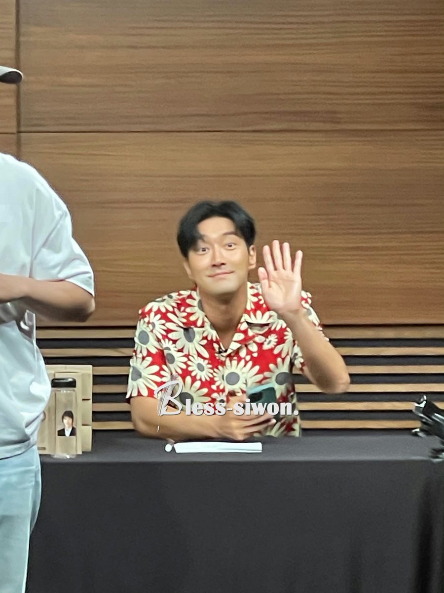 wonniemallow's tweet photo. Siwon during the filming of "Doing Something I Haven't Do"
Look at the water bottle. It has his school graduation pict. 

cr. BLESSSIWON_CN 

#안하던짓을하고그래 #시원 #SIWON #슈퍼주니어 #SUPERJUNIOR @siwonchoi @SJofficial https://t.co/2dv5urJzrY