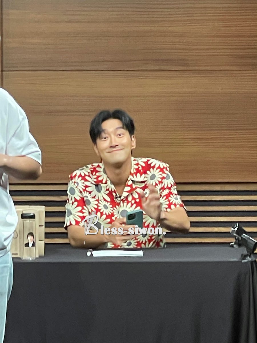 wonniemallow's tweet photo. Siwon during the filming of "Doing Something I Haven't Do"
Look at the water bottle. It has his school graduation pict. 

cr. BLESSSIWON_CN 

#안하던짓을하고그래 #시원 #SIWON #슈퍼주니어 #SUPERJUNIOR @siwonchoi @SJofficial https://t.co/2dv5urJzrY