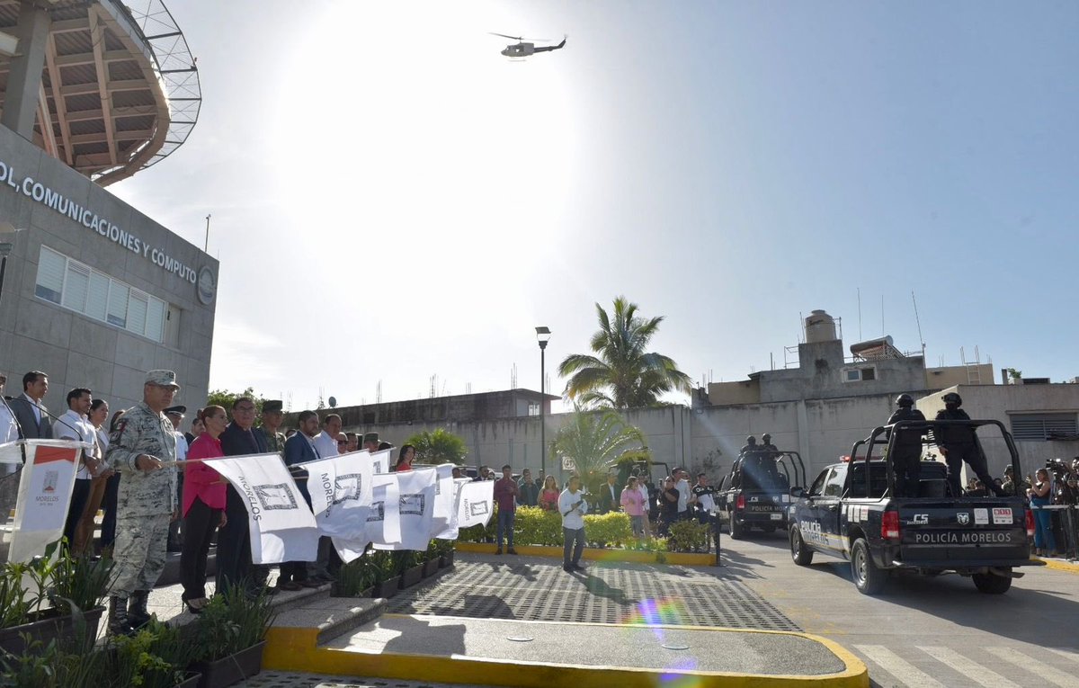 DiariodeMorelos's tweet photo. Encabeza el gobernador Cuauhtémoc Blanco Bravo, el banderazo de salida al Operativo Vacacional de Verano, #Morelos 2023, compuesto por elementos de seguridad federales, estatales y municipales, articulados por la Mesa de Coordinación Estatal para la Construcción de la Paz. https://t.co/n2bfvnmD5L