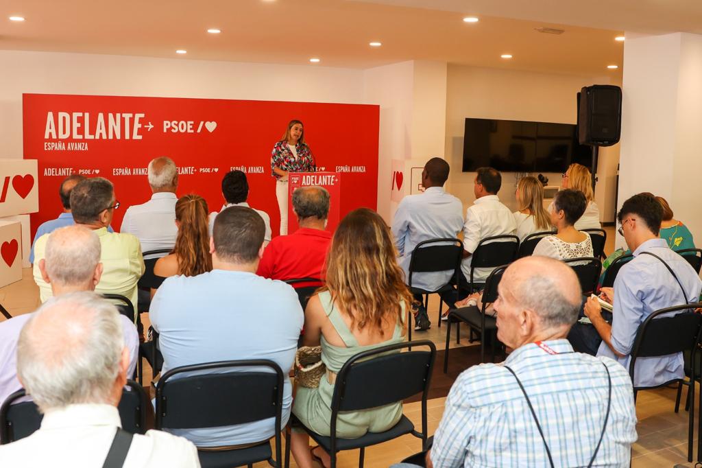 MartaJSaavedra's tweet photo. Una #España con familias diversas, con #empresas que ensayan la nueva economía con el apoyo de lo público y trabajadores estables con el apoyo de lo público. Porque es lo público lo que consolida derechos, los amplía y reduce las desigualdades. #VotaPSOE #programaPSOE https://t.co/ofRlcJPOsm