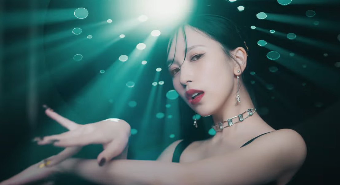 PopCrave's tweet photo. #TWICE sub-unit #MISAMO has released the music video for “Do not touch.”

Watch: https://t.co/7xbCnbDqt6 https://t.co/a3StTdIvdZ