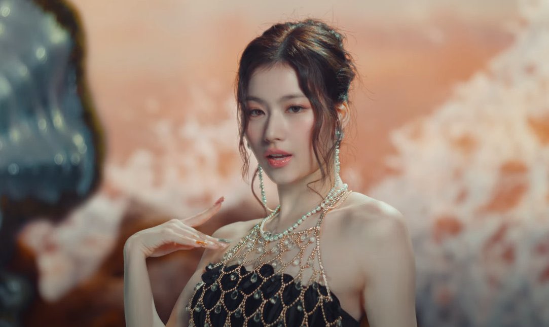 PopCrave's tweet photo. #TWICE sub-unit #MISAMO has released the music video for “Do not touch.”

Watch: https://t.co/7xbCnbDqt6 https://t.co/a3StTdIvdZ