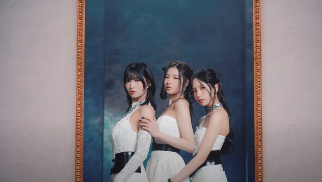 PopCrave's tweet photo. #TWICE sub-unit #MISAMO has released the music video for “Do not touch.”

Watch: https://t.co/7xbCnbDqt6 https://t.co/a3StTdIvdZ