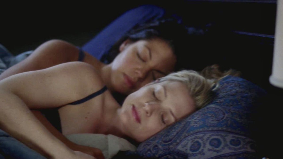 caIzonascenes's tweet photo. callie sleeping on arizona’s side and arizona sleeping on callie’s side is so very special to me. 

the fact that callie and arizona never let any of their partners to take the soulmate side of their bed??? 😭💕😭 https://t.co/Lkv08b8ray