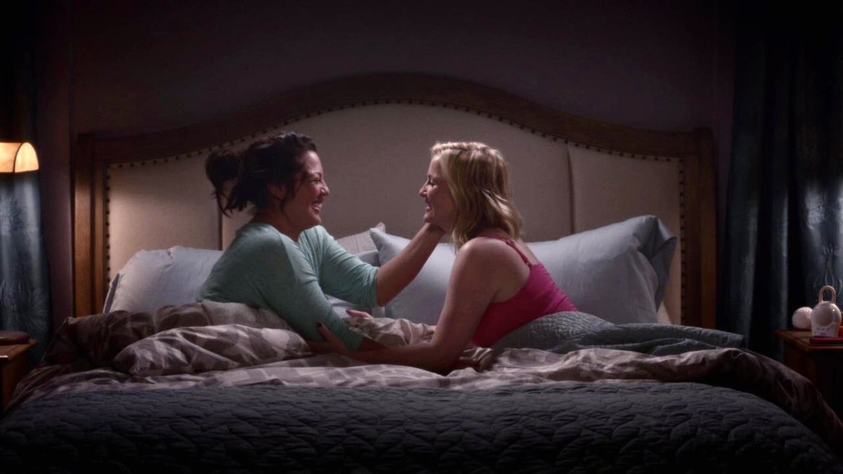 caIzonascenes's tweet photo. callie sleeping on arizona’s side and arizona sleeping on callie’s side is so very special to me. 

the fact that callie and arizona never let any of their partners to take the soulmate side of their bed??? 😭💕😭 https://t.co/Lkv08b8ray