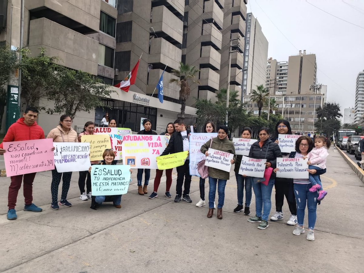 los_pacientes's tweet photo. #AHORA 
⚠️ Plantón en @EsSaludPeru pacientes con hipertensión pulmonar exigen que #EsSalud dé medicamentos a los asegurados, su salud y calidad de vida depende de ello.
@llapan
#NoSomosInvisibles #LosPacientesImportan https://t.co/7uwM7f63z4