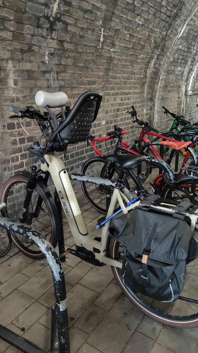 Spotted this e-bike with bike seat at the train station in Bath 😍

Check out that wind screen! This mum or dad know what they're doing 💪
#bikeisbest #thismachinefightsclimatechange