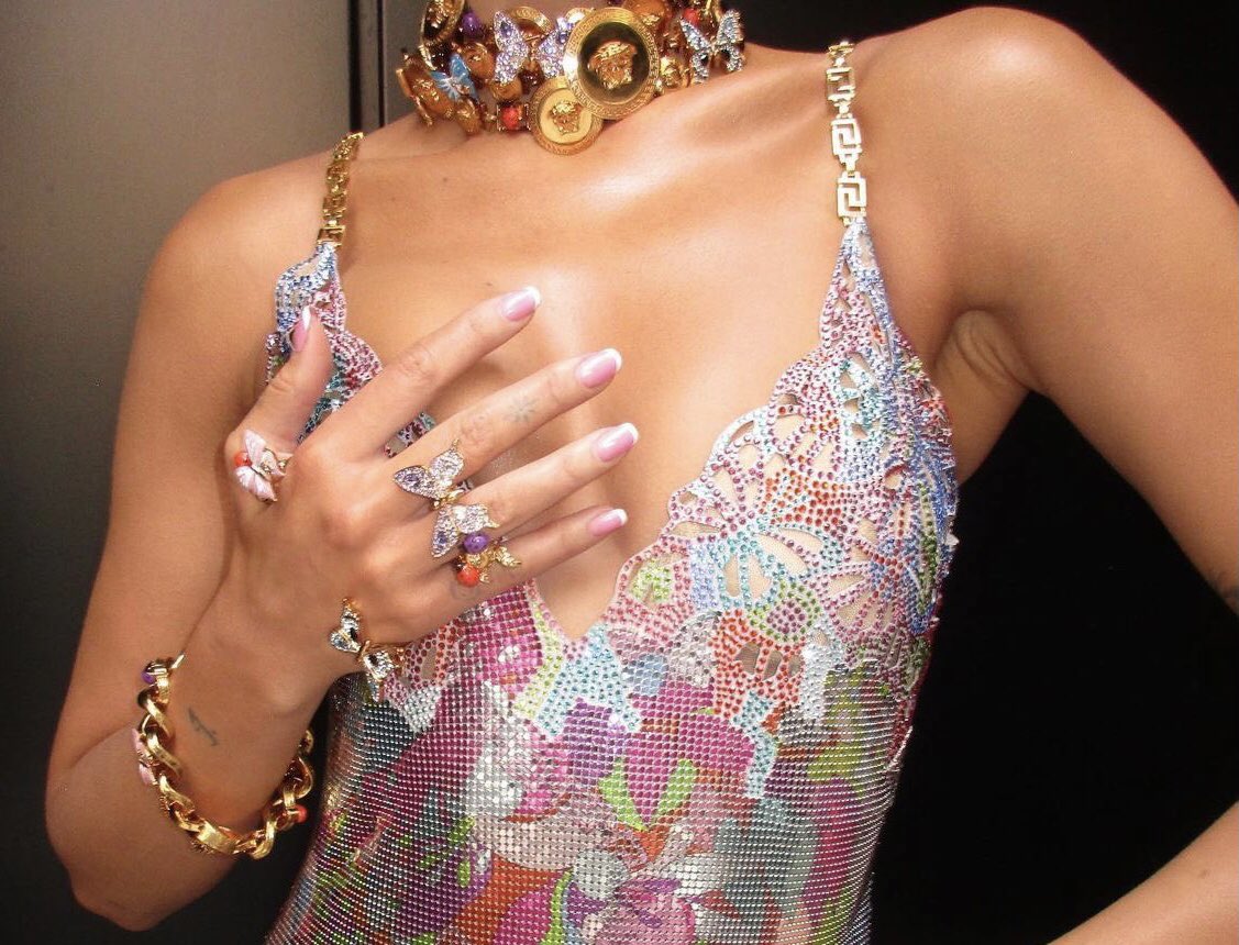 saintdoII's tweet photo. dua lipa gets my love for accessorizing with her jewelery closeup pics https://t.co/AAYY8ocoMZ