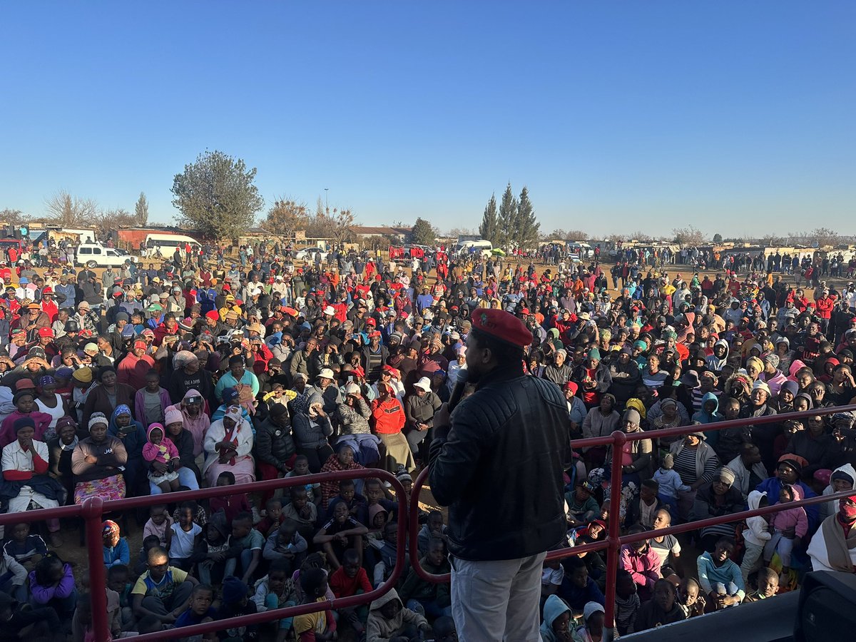 The Road to FNB.

The Convenor of Deployees in Gauteng, Cmsr Mbuyiseni Ndlozi addressing the community of Ward 84 Tsakane in Ekurhuleni.

Our people in Tsakane love EFF.

#Asijiki
#17DaysToGo
#FillUPFNB