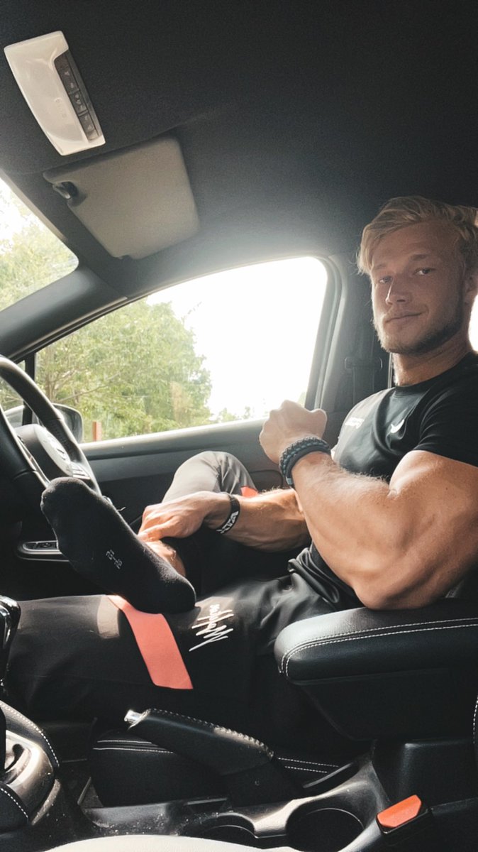 alphagodber's tweet photo. My arms are pumped after a good workout, I know you want me to shove my sweaty gym socks in your subs throat😈
#alpha #findomdom #findom https://t.co/F2BOBYnEoA