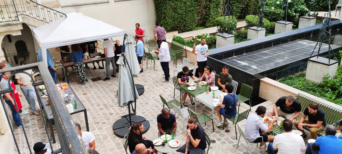 Claranet_FR's tweet photo. Chaque année, en juillet, pour le mois du #SysAdminDay, nos collaborateur(trice)s sont convié(e)s à un barbecue dont le concept est immuable : nos managers se mettent aux fourneaux et s'occupent des grillades et du service ! 🔥🍗 Un super événement très attendu et apprécié ! https://t.co/qNQ3TyjVOx