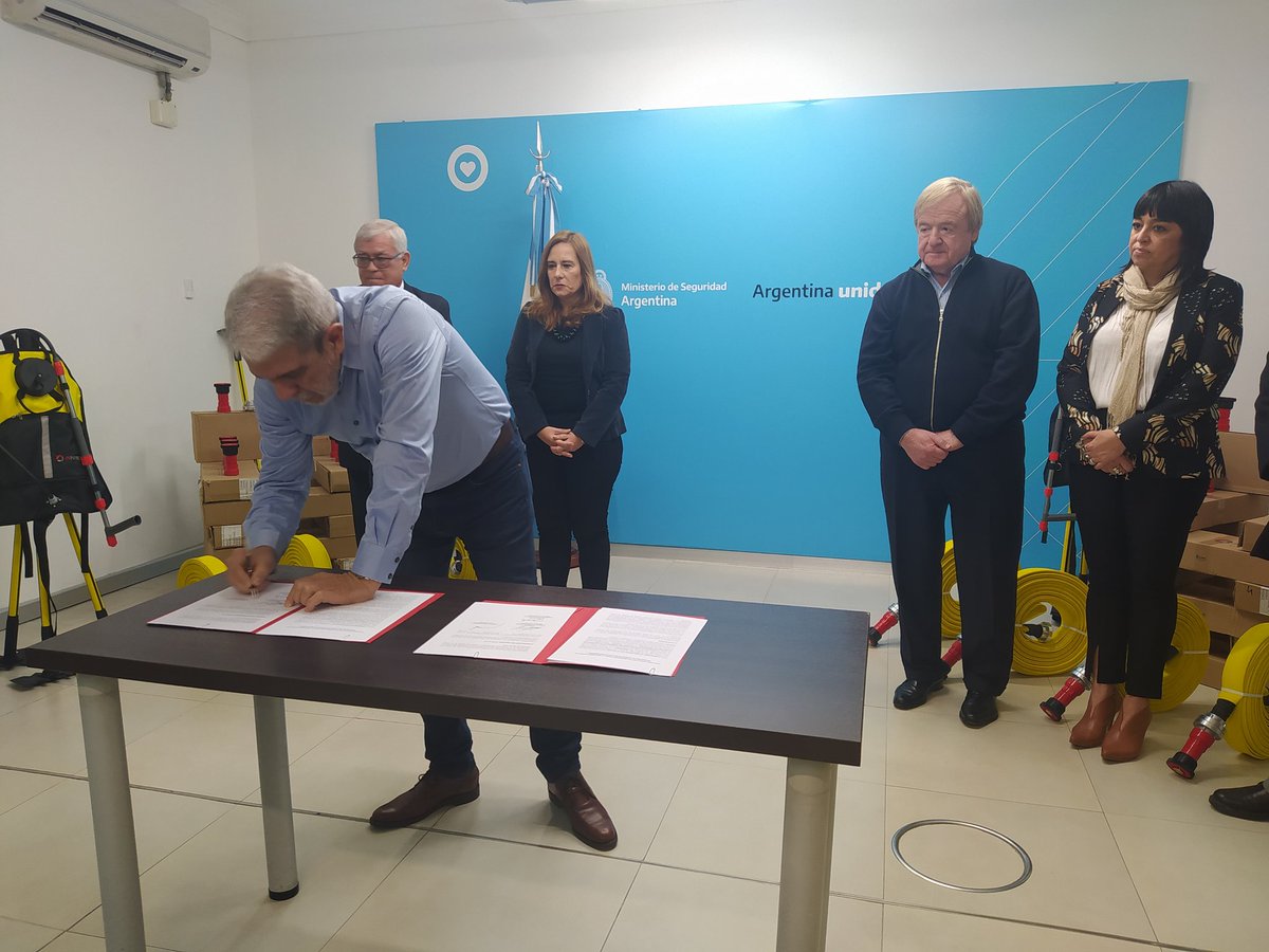 bomberosRA's tweet photo. #Ahora firma del convenio en el marco de colaboración para la implementación del “Programa de Animales de Apoyo Profesional” entre el @MinSeg y el Consejo Nacional. https://t.co/YU0BV8yLDL