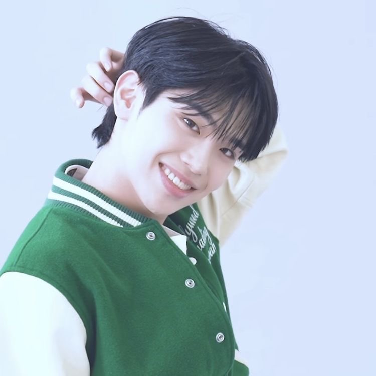 Koreaboo's tweet photo. Happy Birthday to ZB1’s amazing vocalist, Taerae! 🎂
We are so incredibly proud of you and all of your accomplishments this far. We wish you lots of love and happiness and enjoy your day to the fullest 💙

#OurFirstLoveTaeraeDay 
#말썽꾸러기_태래_생일이에요 
#김태래생일_큰거온다 https://t.co/JfARbXzEYu