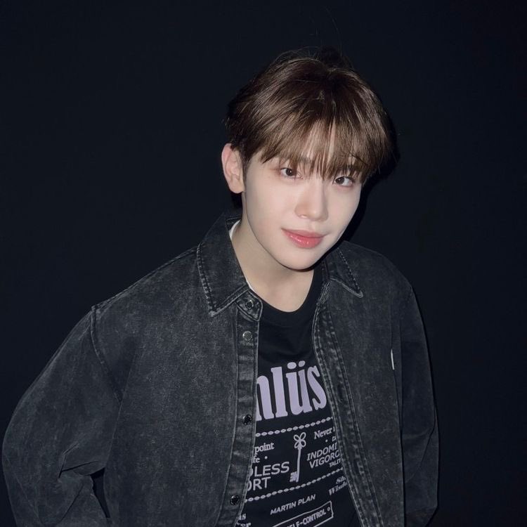 Koreaboo's tweet photo. Happy Birthday to ZB1’s amazing vocalist, Taerae! 🎂
We are so incredibly proud of you and all of your accomplishments this far. We wish you lots of love and happiness and enjoy your day to the fullest 💙

#OurFirstLoveTaeraeDay 
#말썽꾸러기_태래_생일이에요 
#김태래생일_큰거온다 https://t.co/JfARbXzEYu