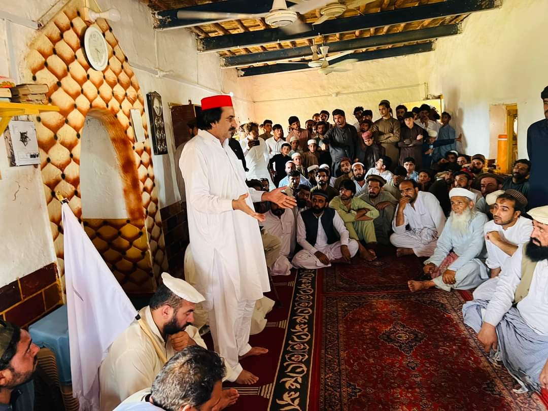 HimayatMayar_'s tweet photo. صوبائی صدر ایمل ولی خان کی ہدایات پر ضلع کرم میں جاری کشیدگی کے خاتمے اور امن کے قیام کیلئے #ANP کے خصوصی جرگے کا دورہ کرم کامیاب 🚩۔ جرگے کی قیادت صوبائی نائب صدر شاہی خان شیرانی نے کی.
@ShahiSherani 
#KurramWantsPeace | #ANPKhyberPakhtunkhwa | #AwamiNationalParty https://t.co/AJLv5cbogs