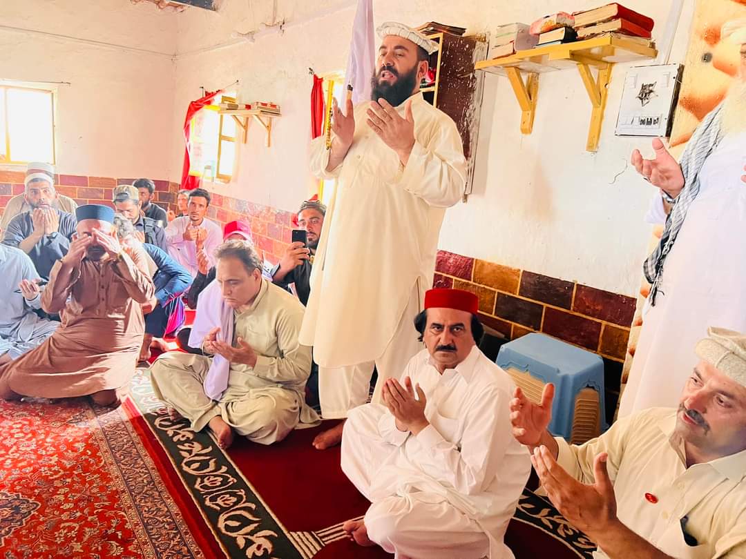 HimayatMayar_'s tweet photo. صوبائی صدر ایمل ولی خان کی ہدایات پر ضلع کرم میں جاری کشیدگی کے خاتمے اور امن کے قیام کیلئے #ANP کے خصوصی جرگے کا دورہ کرم کامیاب 🚩۔ جرگے کی قیادت صوبائی نائب صدر شاہی خان شیرانی نے کی.
@ShahiSherani 
#KurramWantsPeace | #ANPKhyberPakhtunkhwa | #AwamiNationalParty https://t.co/AJLv5cbogs