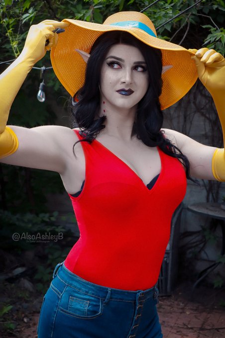 2 pic. Grey skinned Vampire vixens are like my specialty lately ?? https://t.co/FddbSzedMH - See Marceline
