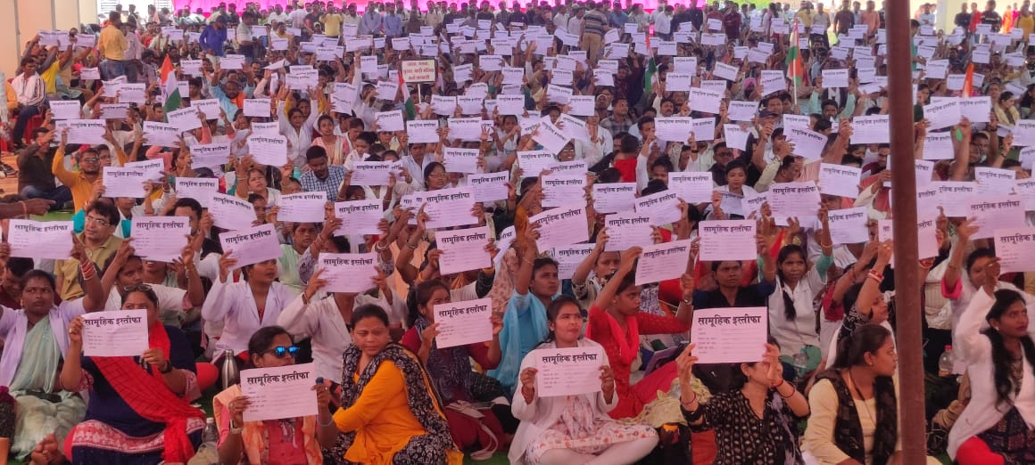 ना डरेंगे, ना झुकेंगे

एस्मा के विरोध में,
संविदा कर्मी रोड में...

हमारा समर्थन करने आज #पूर्व_मुख्यमंत्री डॉक्टर रमन सिंह जी उपस्थित हुए। उन्होने जन घोषणा पत्र में हमारी मांग को सम्मिलित करने का आश्वासन दिया।

संविदाकर्मी अपनी मांगो को लेकर रोड़ की लडाई लड़ रहे हैं।