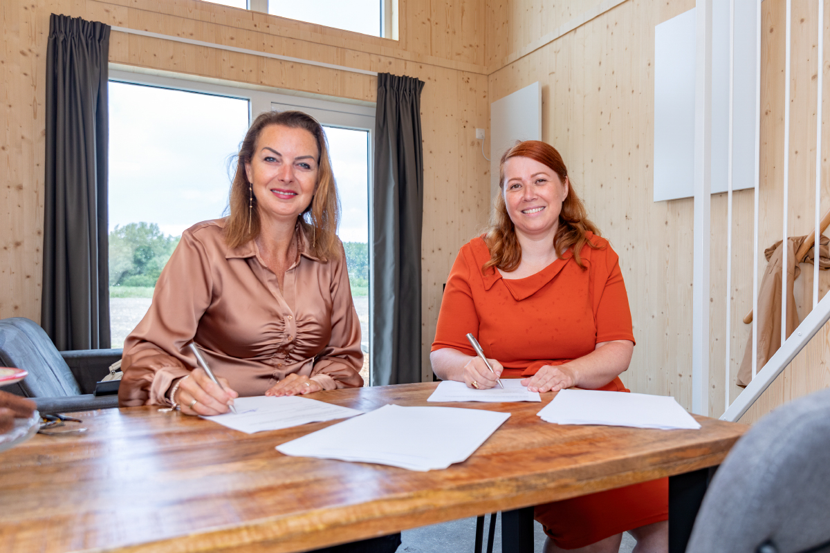 𝗪𝗶𝗷 𝗯𝗶𝗲𝗱𝗲𝗻 𝗼𝗻𝘁𝗵𝗲𝗲𝗺𝗱𝗲 𝗢𝗲𝗸𝗿𝗮ï𝗻𝗲𝗿𝘀 𝗲𝗲𝗻 𝘁𝗵𝘂𝗶𝘀
waterwegwonen.nl/over-waterweg-…
#Vlaardingen #opvang #flexwoningen #Mrija #Heijmans@volgvlaardingen