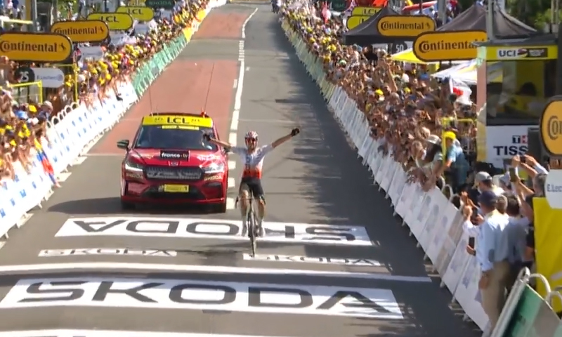 Ciclismoafondo_'s tweet photo. #TDF2023  🇫🇷. Gran victoria del guipuzcoano Ion Izagirre (@TeamCOFIDIS) en Belleville-en-Beaujolais, rematando una fuga de mucho nivel. Soltó a sus compañeros a falta de 30 km, en la subida al Col de la Croix Rosier (2ª) para lograr la segunda victoria española en este Tour. https://t.co/qtMjpdpxYQ